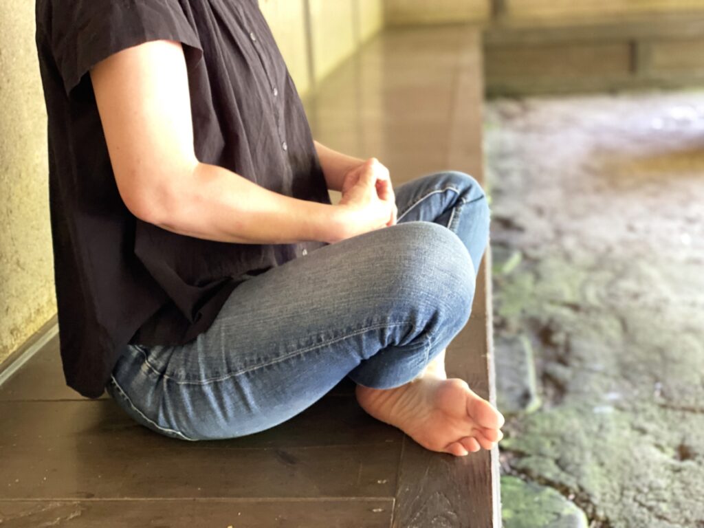 神奈川県横浜市鶴見区の座禅する女性 神奈川県横浜市鶴見区の座禅する女性