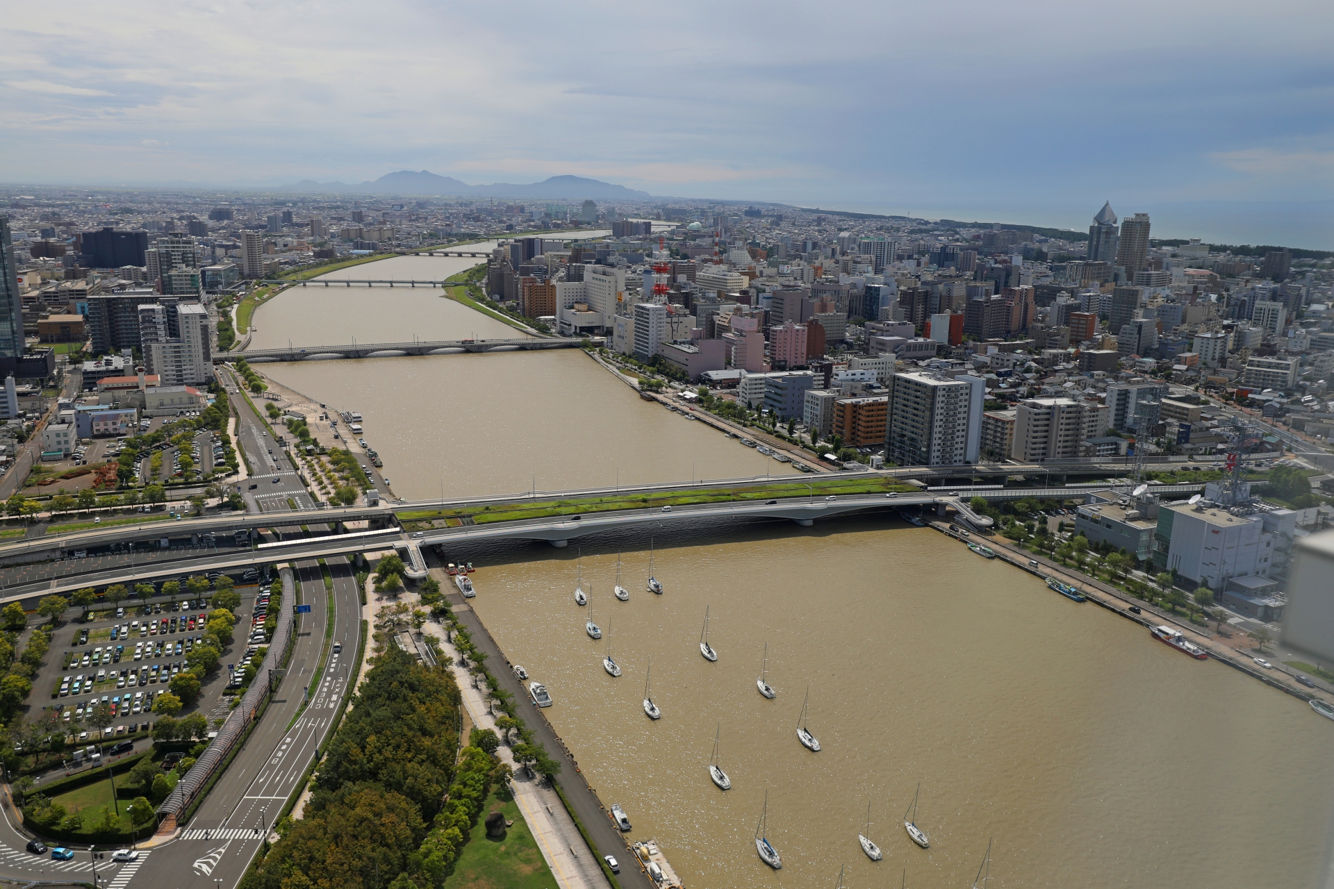 新潟市 信濃川と市街地