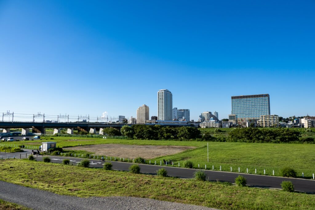 川崎市川崎区の多摩川河川敷の風景