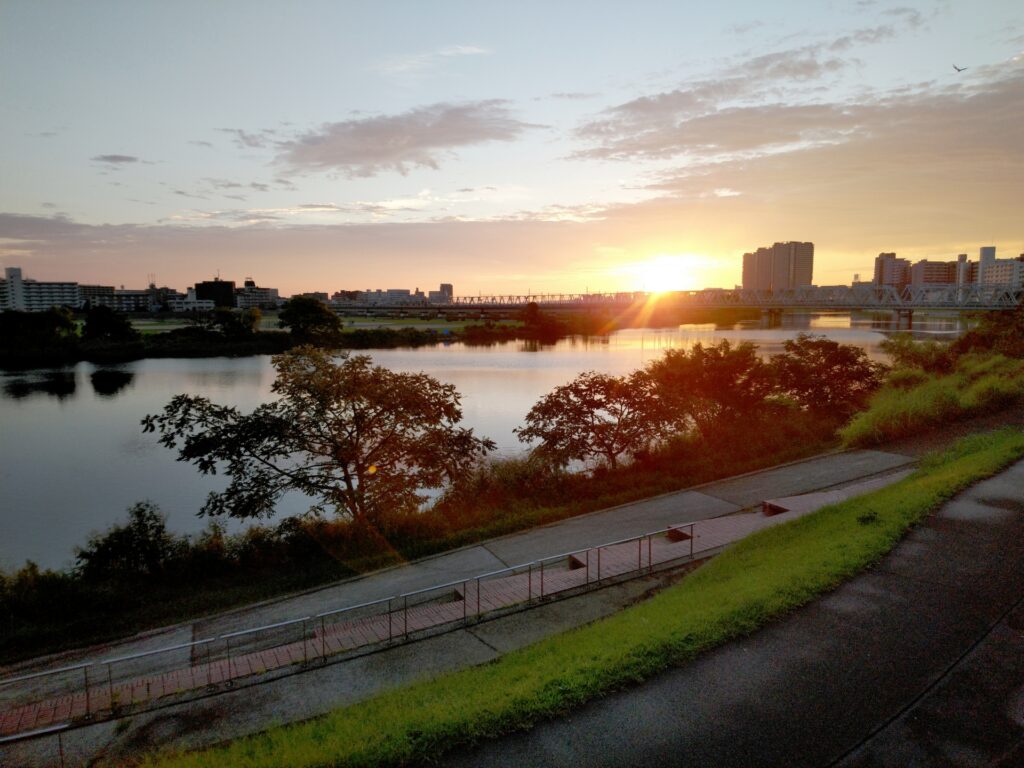 東京都昭島市の朝日が上る多摩川