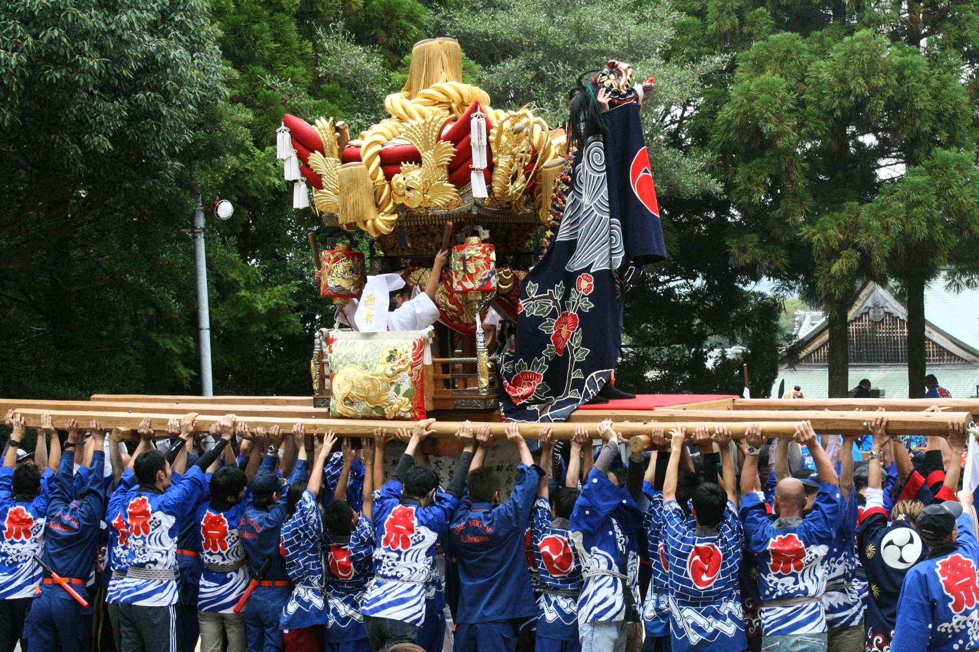 西条祭りの豪華なだんじり行列 西条市の西条祭り