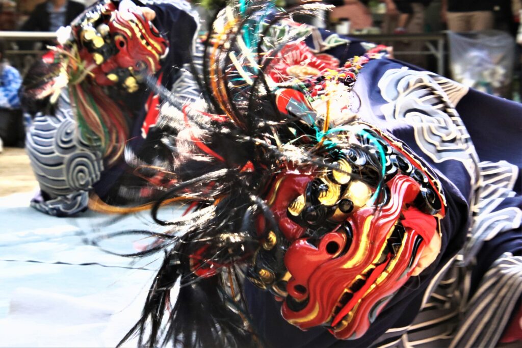 夜に練り歩く西条祭りの太鼓台と人々