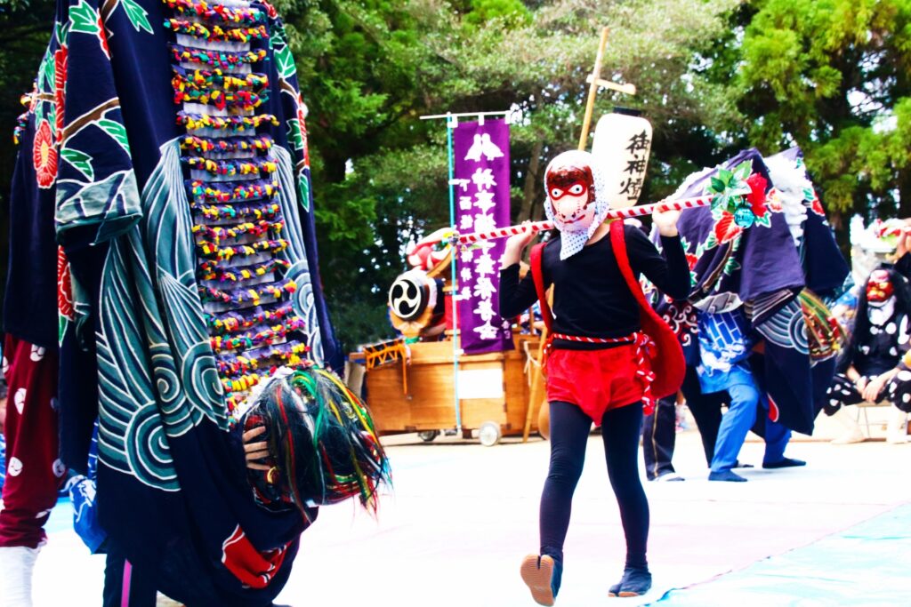 西条祭りの太鼓台と見物客