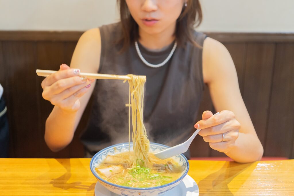 福岡市中央区のラーメンを食べる女性