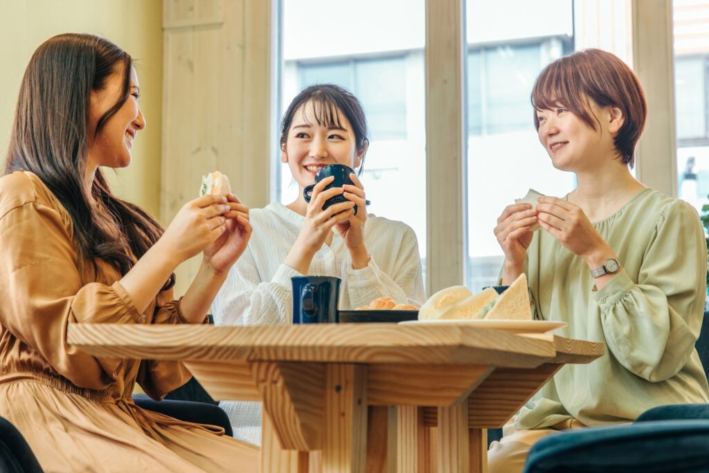 福岡市南区でカフェで楽しむ人々