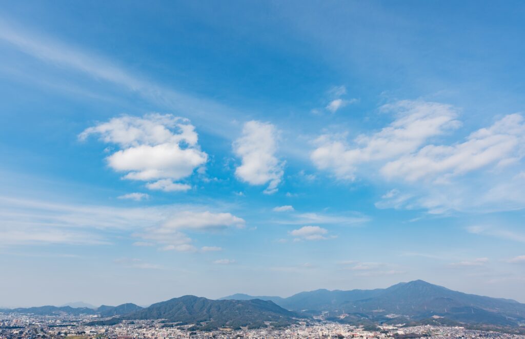 大野城市の大野城市街地と背後に広がる山々