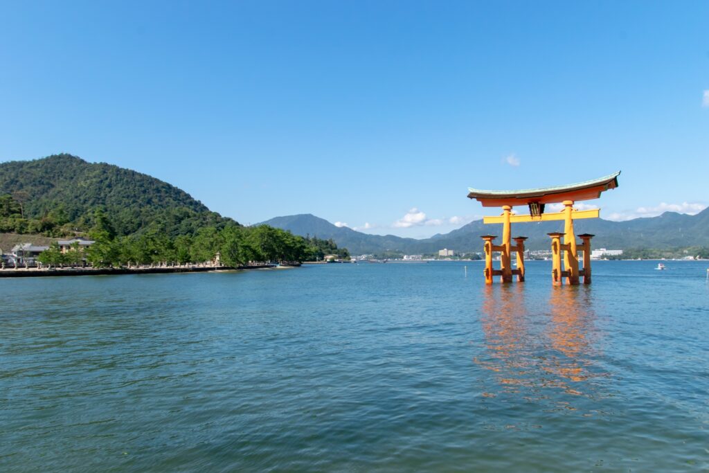 厳島神社の鳥居と海