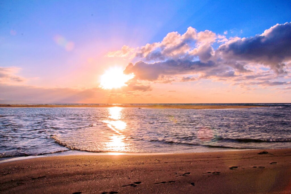 神戸市東灘区の夕暮れの海