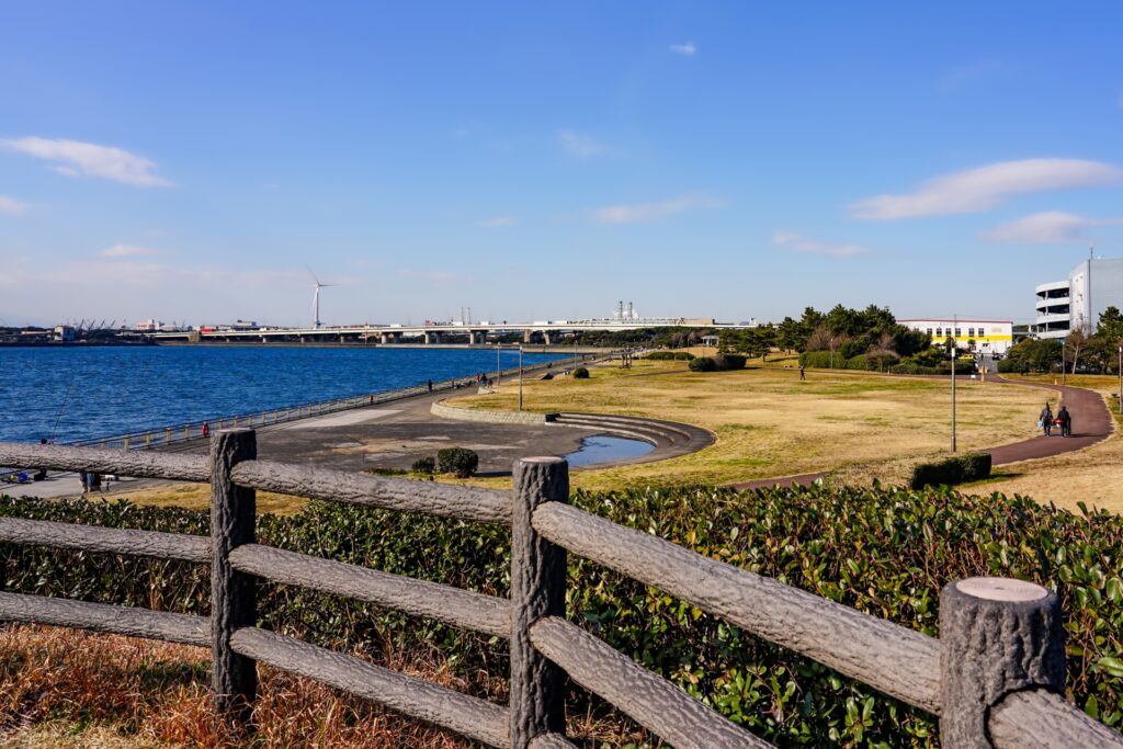神奈川県川崎市川崎区の公園の広場