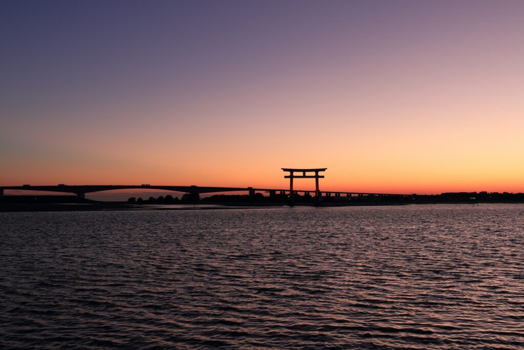 浜松市西区の夕焼けに染まる浜名湖畔