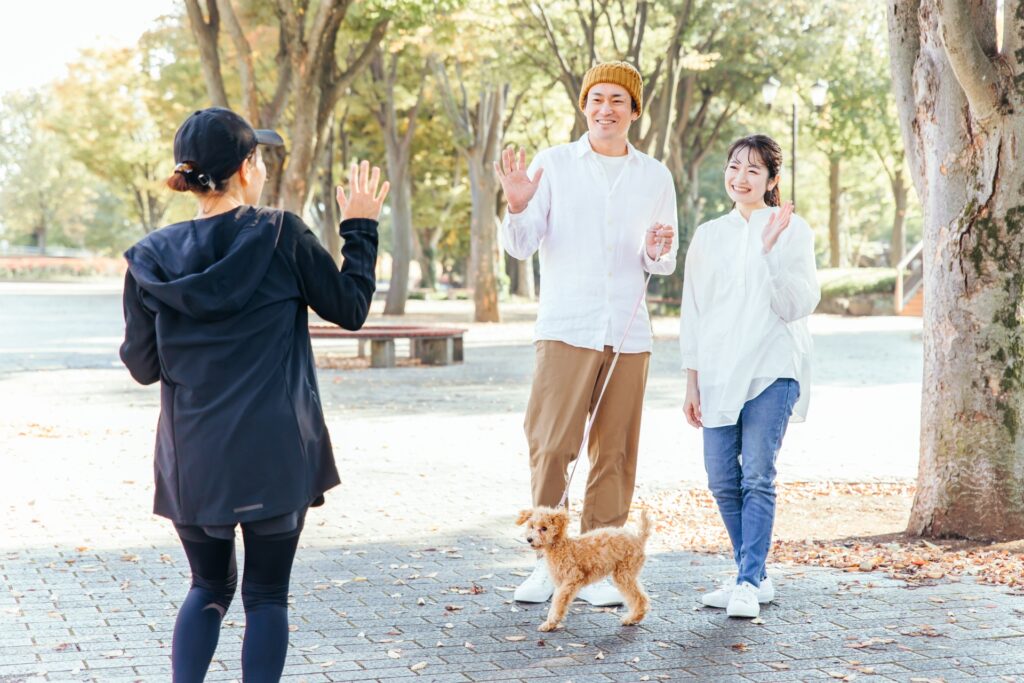 地域の人々が笑顔で参加者を応援する姿