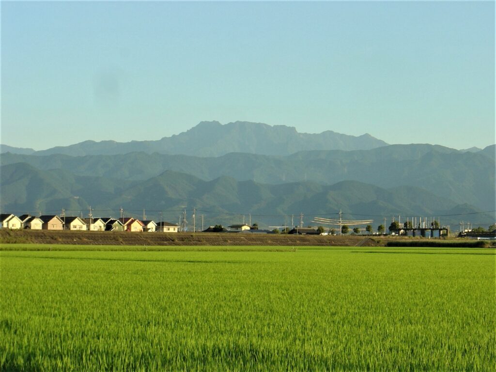夕暮れの石鎚山と田園風景