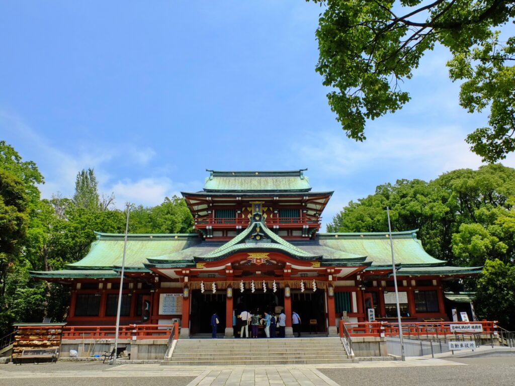 江東区の富岡八幡宮の境内