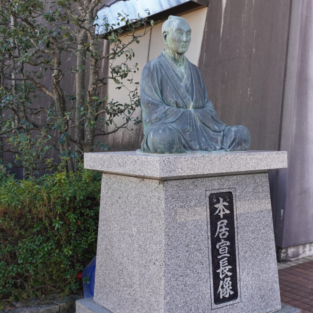 三重県松阪市の本居宣長の銅像