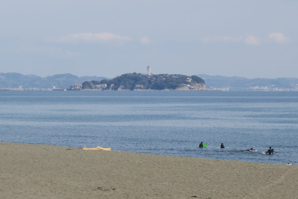 藤沢市江の島とサーファー