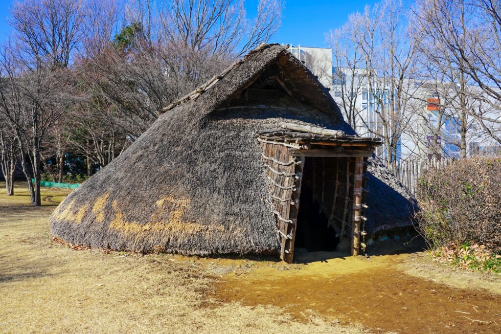 横浜市都筑区の復元された竪穴住居