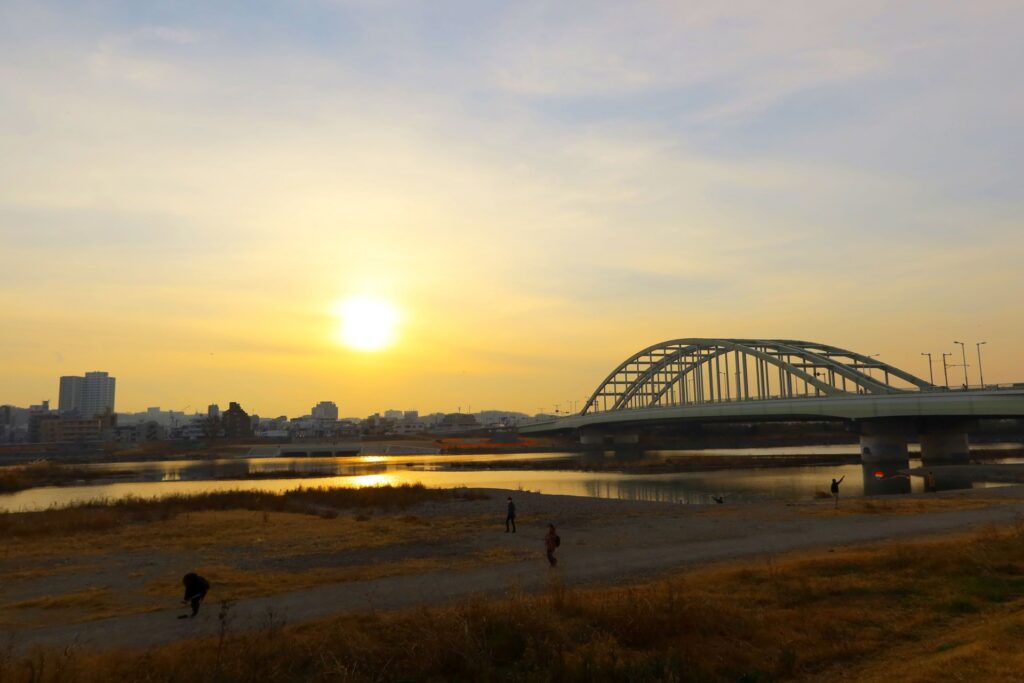 大田区の夕陽に染まる多摩川河川敷