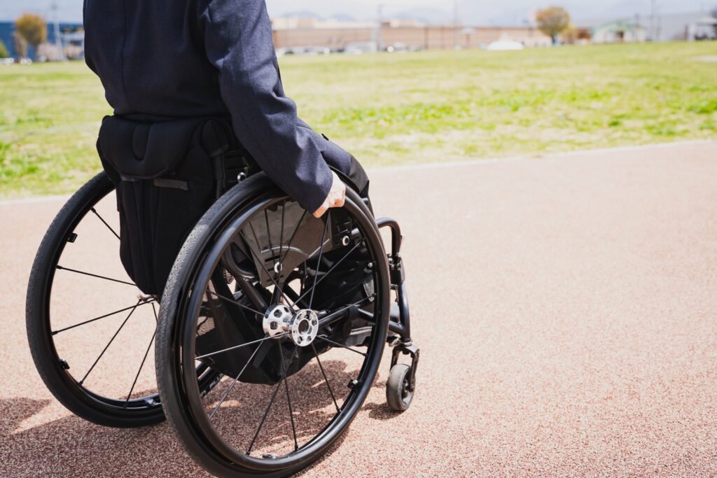 上田市を車いすで移動する人