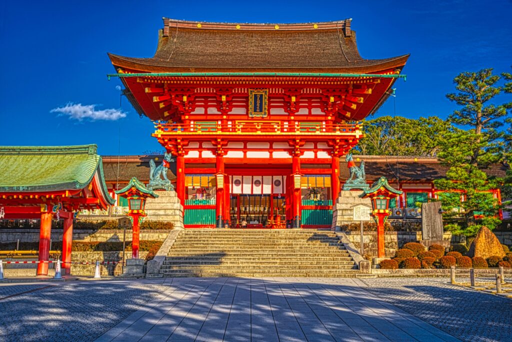 京都市伏見区の伏見稲荷大社と夕景