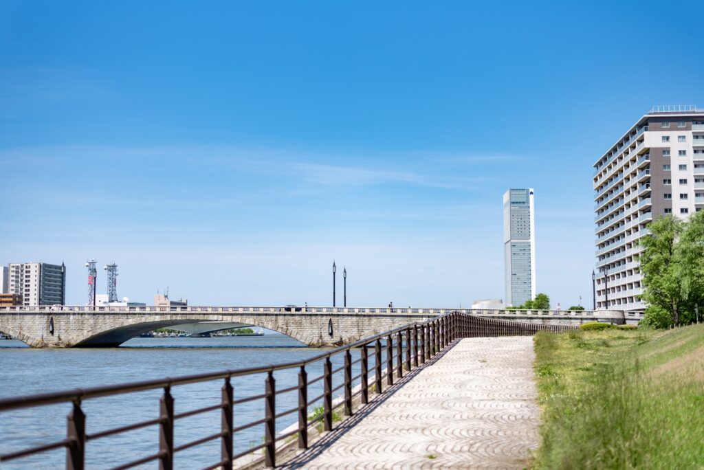 新潟市中央区の信濃川沿い