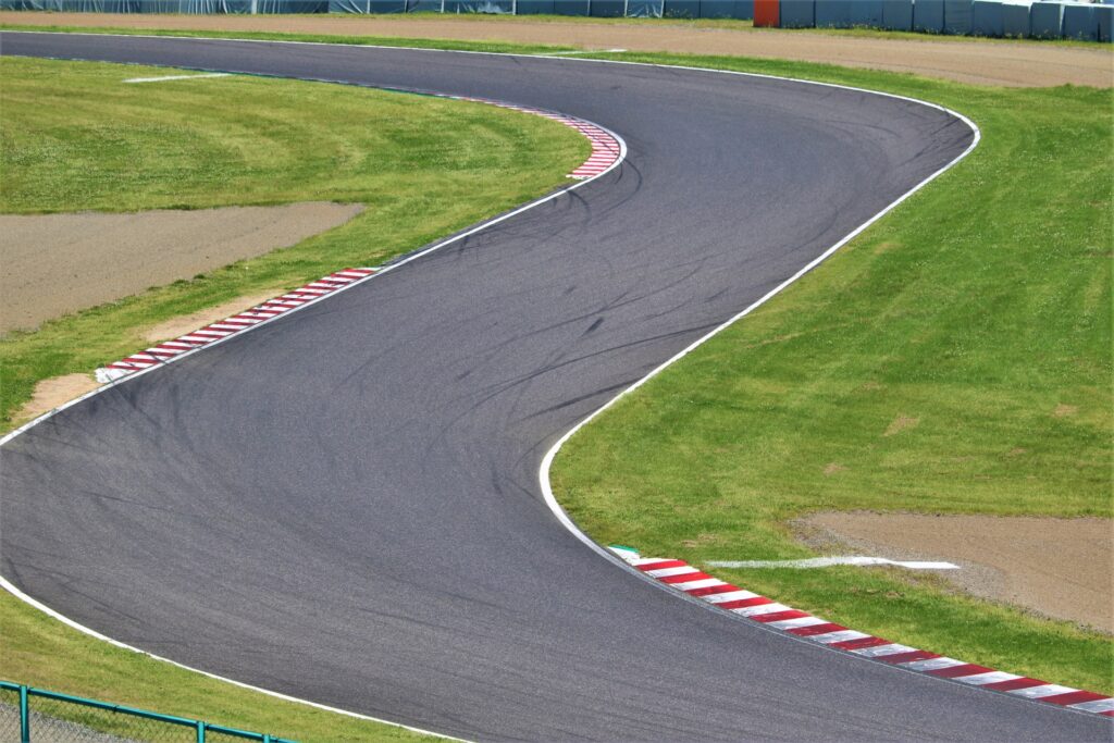 三重県鈴鹿市のサーキットのカーブ