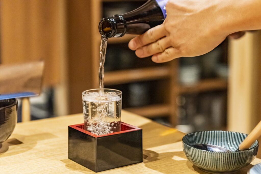 兵庫県西宮市のコップにつがれる日本酒