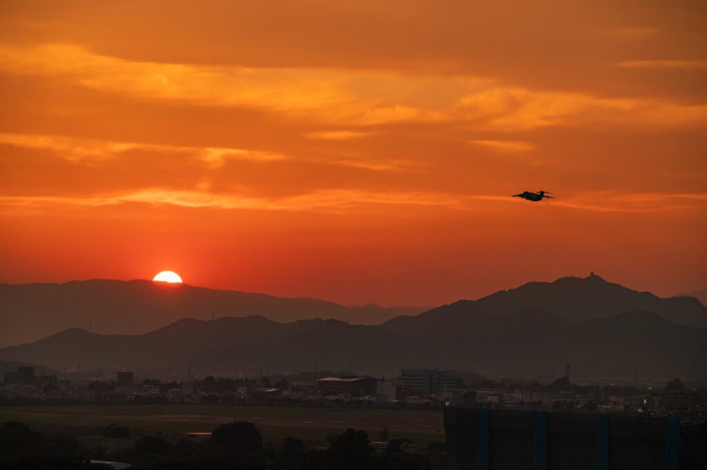岐阜県各務原市の夕焼けと戦闘機