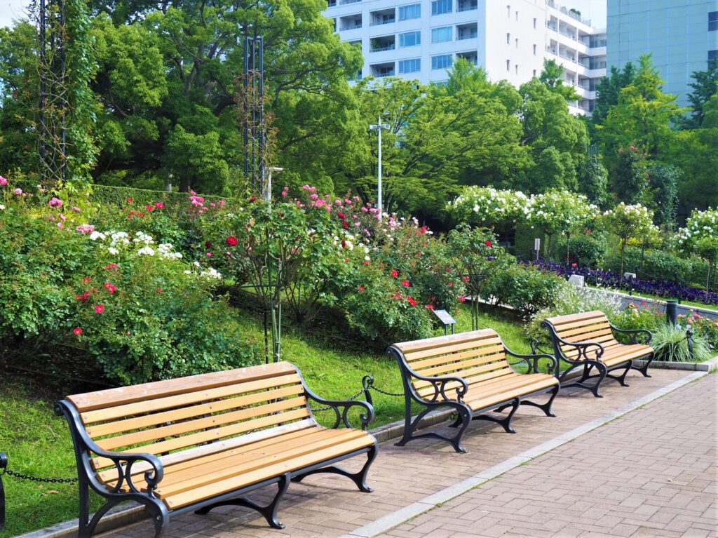 神奈川県横浜市中区の山下公園のベンチ 神奈川県横浜市中区の山下公園のベンチ