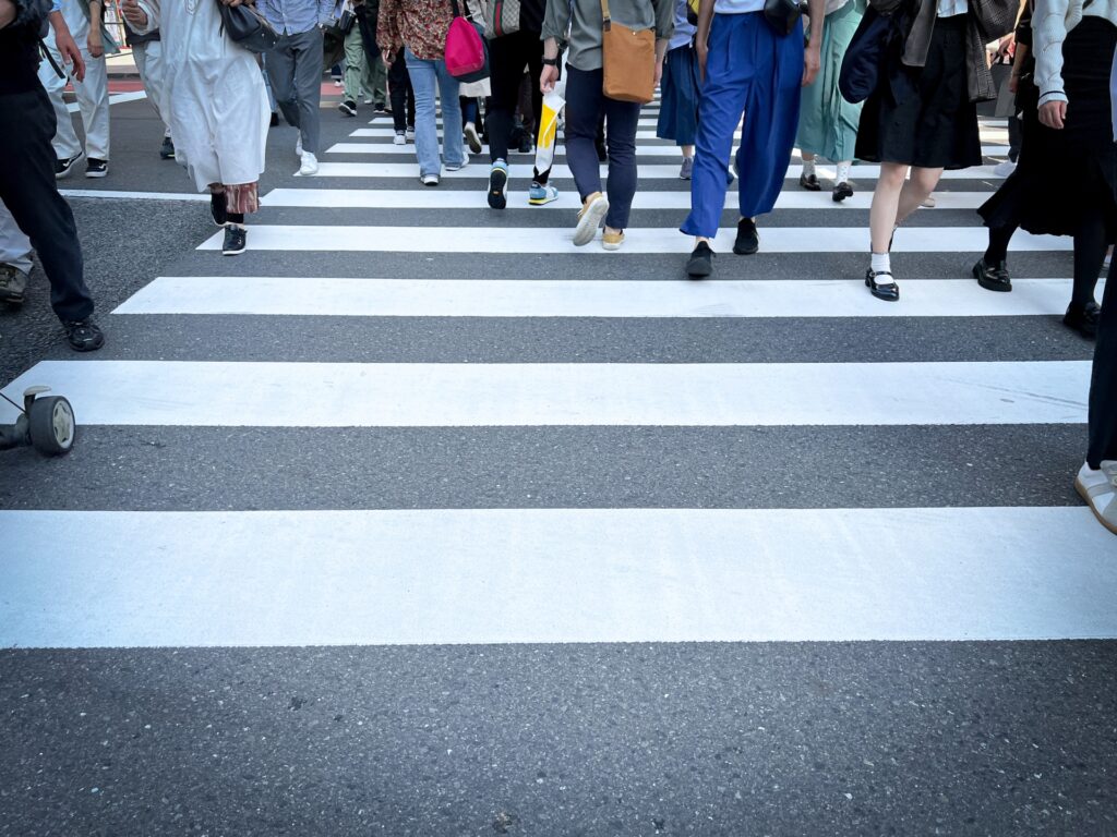 小松市で混雑している横断歩道