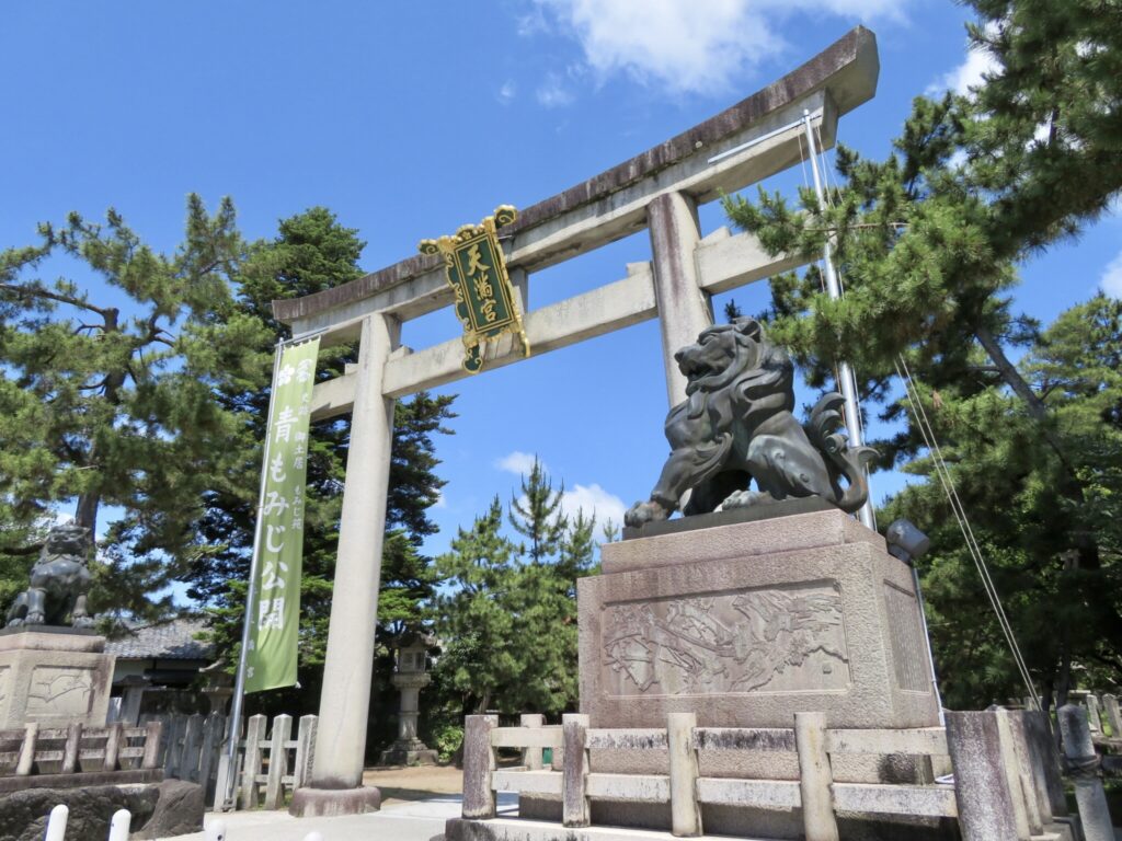 永谷天満宮の鳥居と境内 神奈川県横浜市の永谷天満宮の鳥居と境内