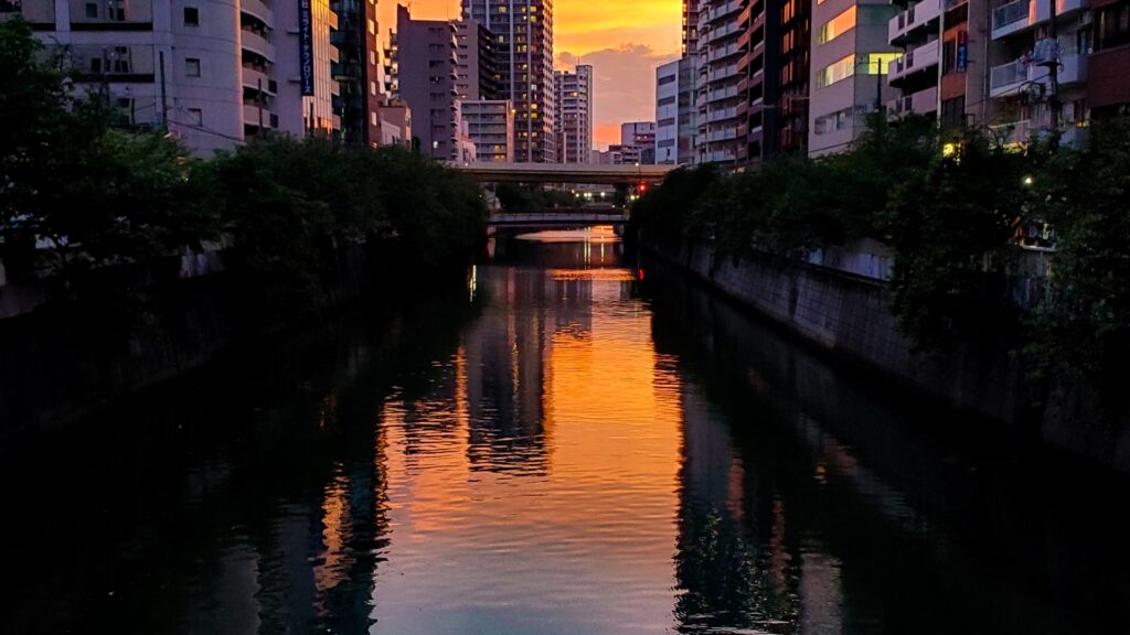 品川区の夕暮れに染まる目黒川