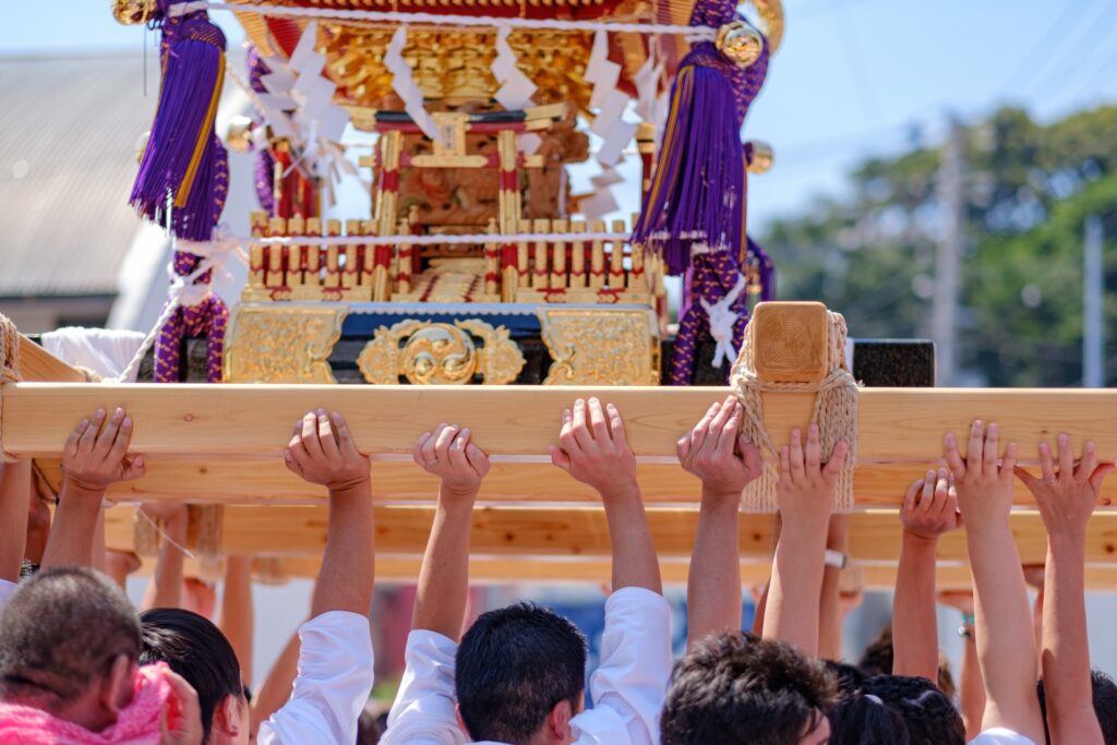 神輿を担ぐ人々の写真