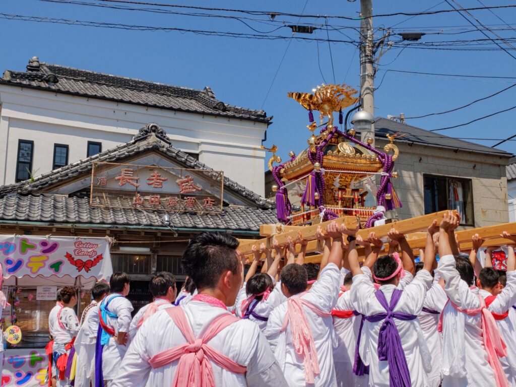 岐阜県大垣市の神輿を担ぐ人々 岐阜県大垣市の神輿を担ぐ人々