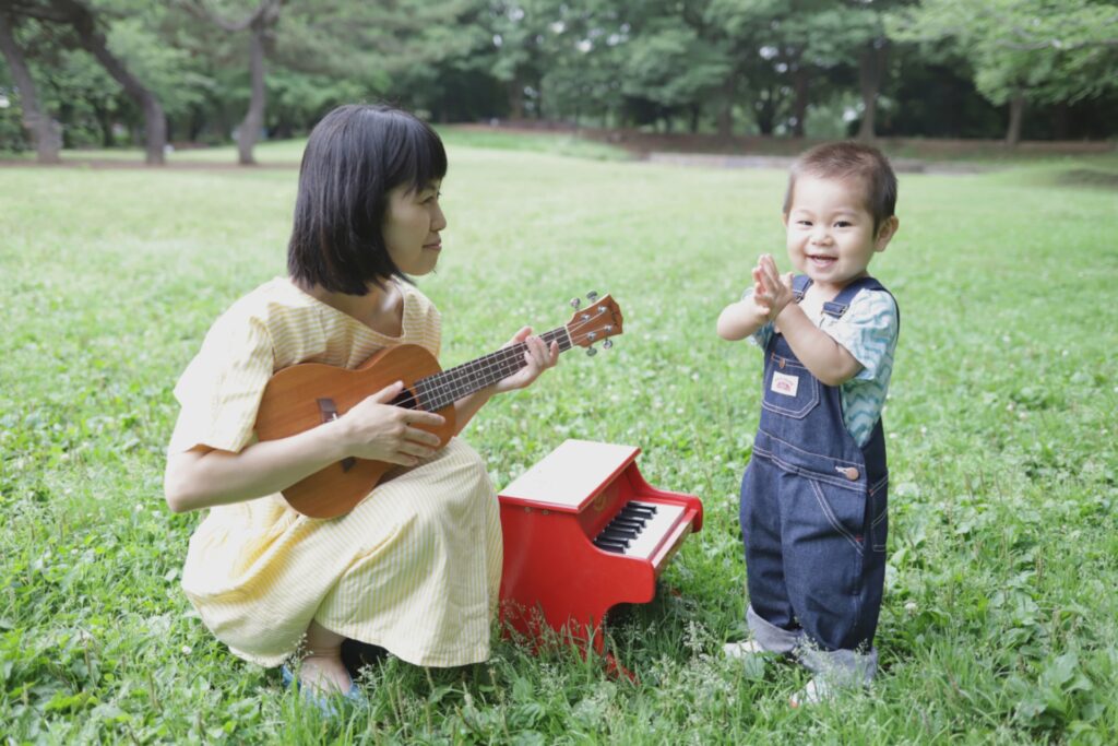 横浜市中区で音楽を楽しむ家族