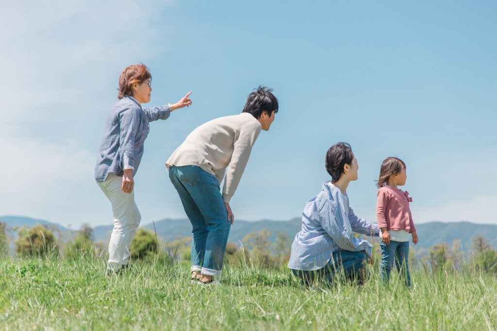 神戸市西区のピクニックする親子