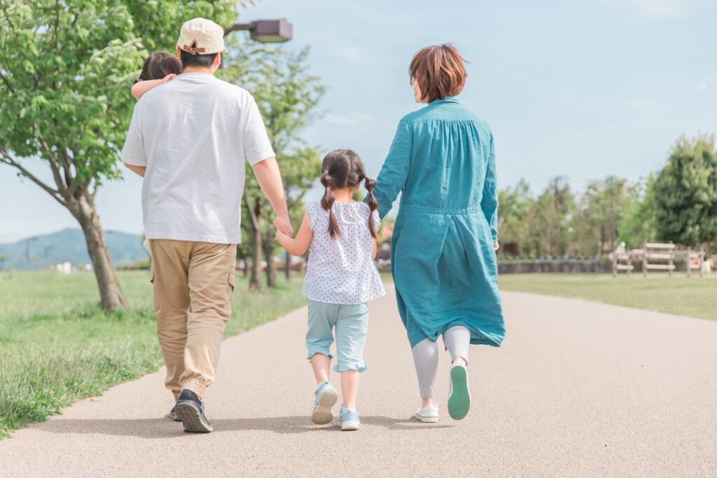 横浜市旭区のズーラシアを歩く家族