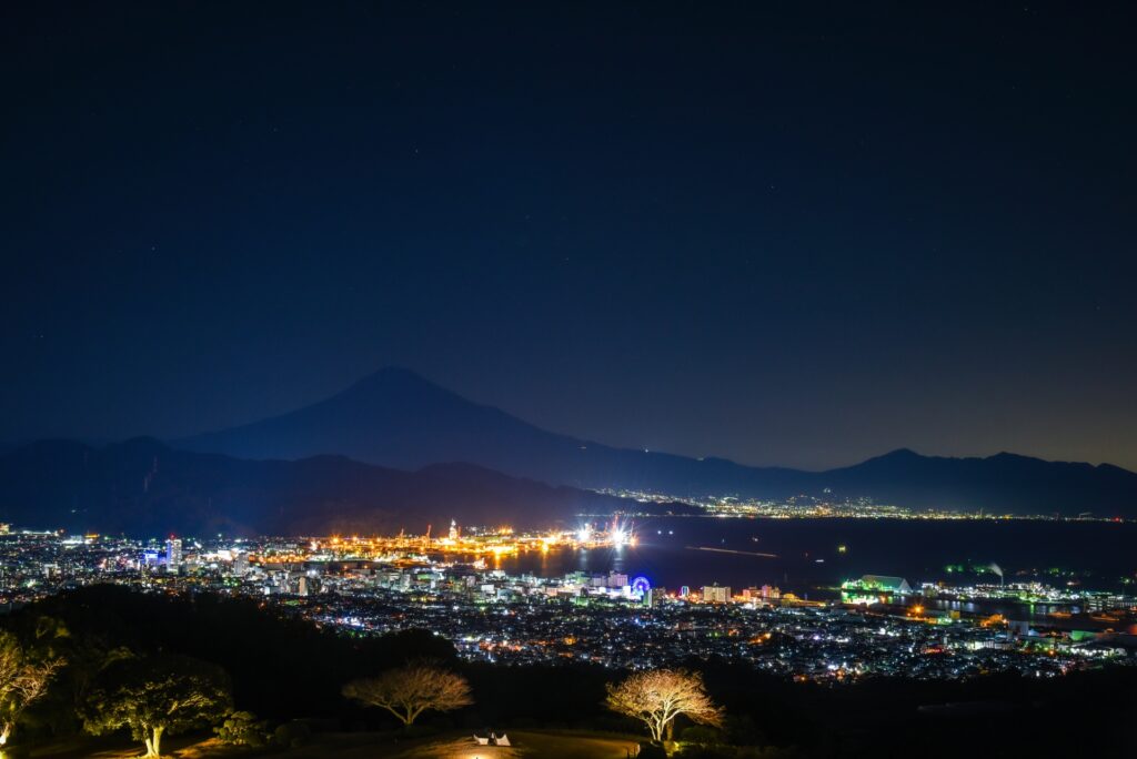 静岡県焼津市の富士山と駿河湾の夜景