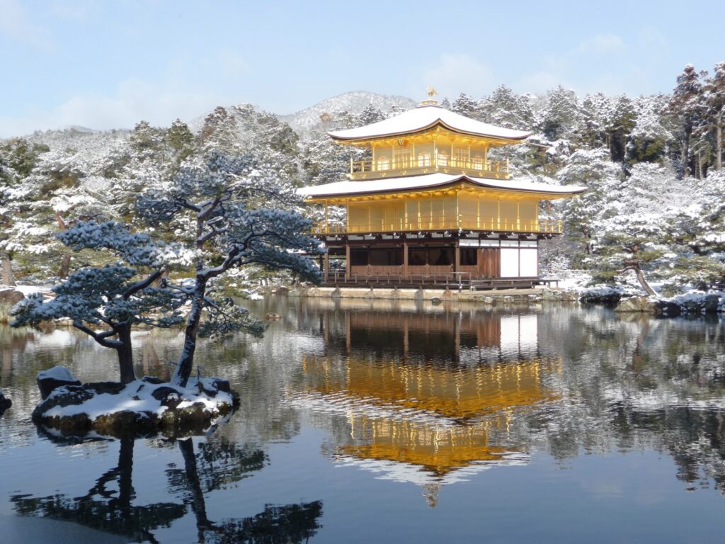 京都府京都市北区の雪の金閣寺 京都府京都市北区の雪の金閣寺