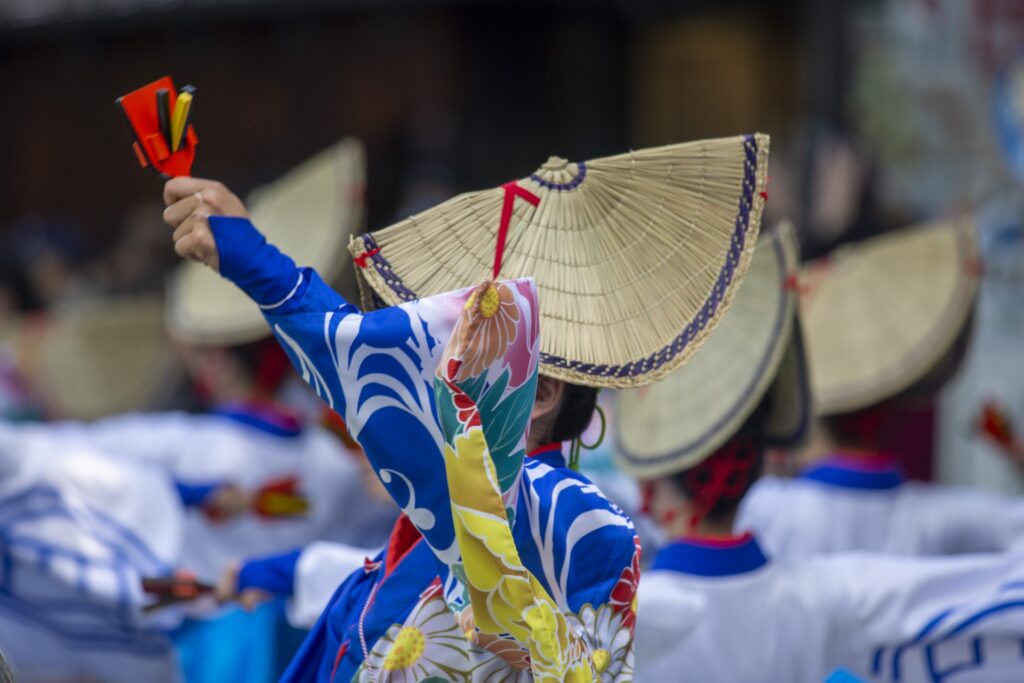 伝統的な鳴子を手にした踊り手