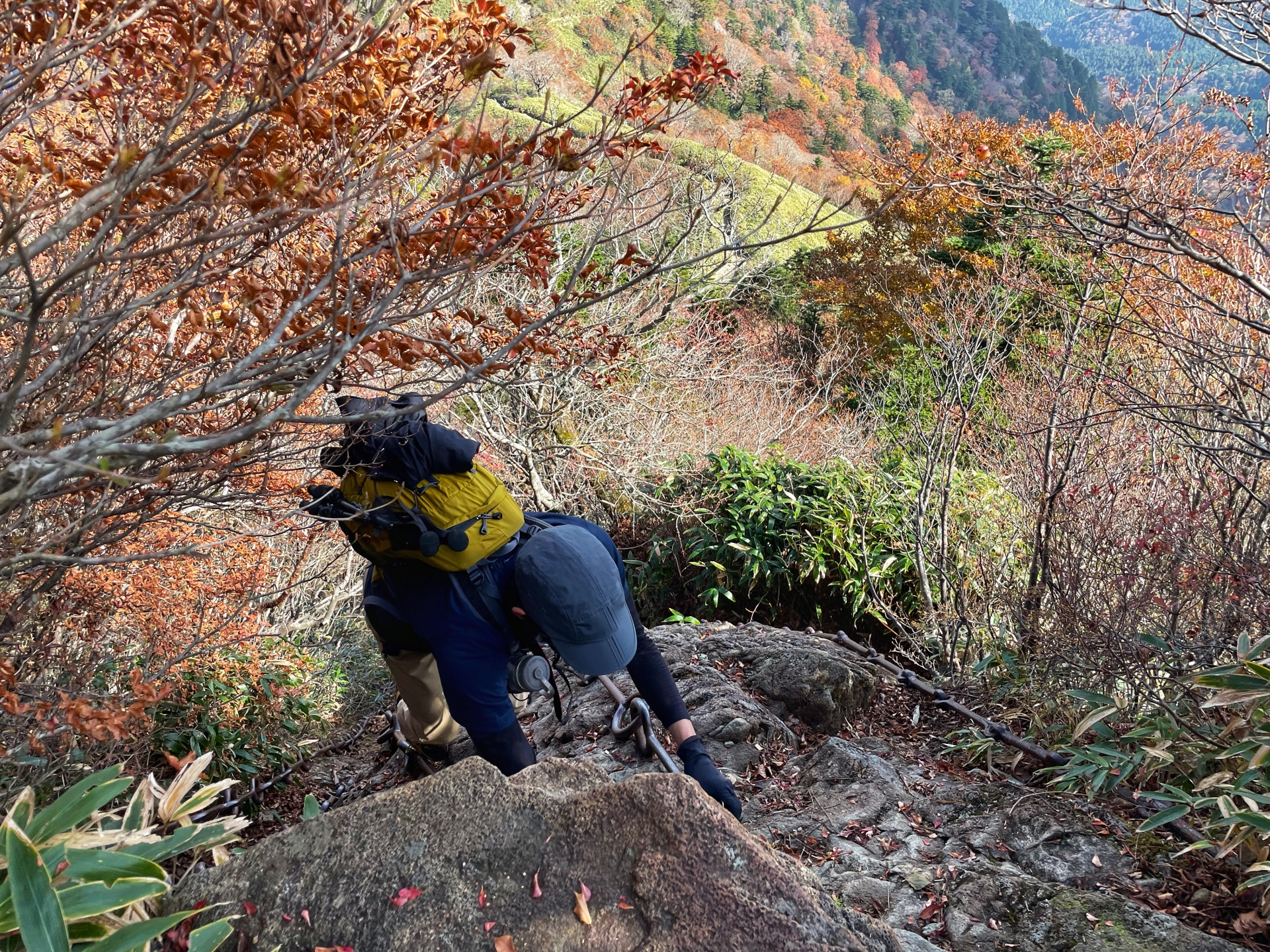 石鎚山鎖場を登る登山者の写真 西条市の石鎚山