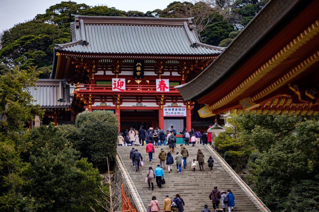 神奈川県鎌倉市の鶴岡八幡宮に上る人々