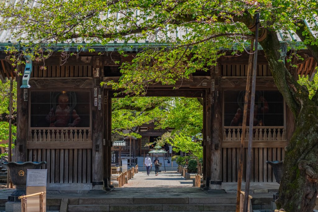 目黒区の祐天寺の境内