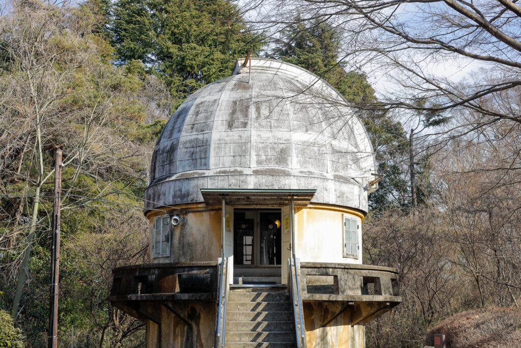 東京都三鷹市の国立天文台の観測施設