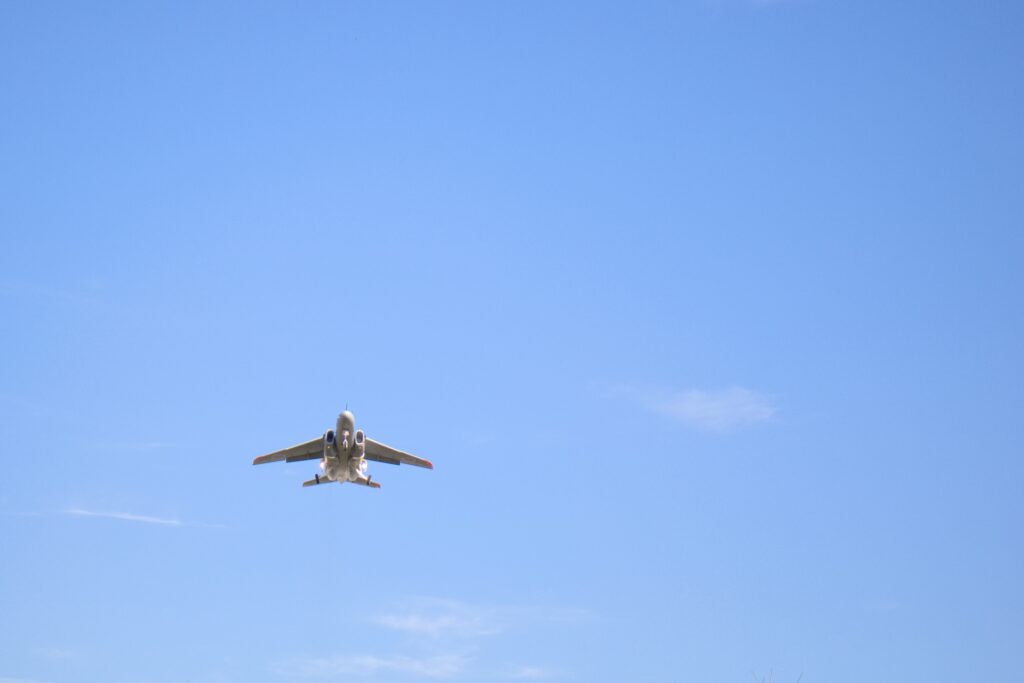 各務原市の上空を飛ぶ飛行機