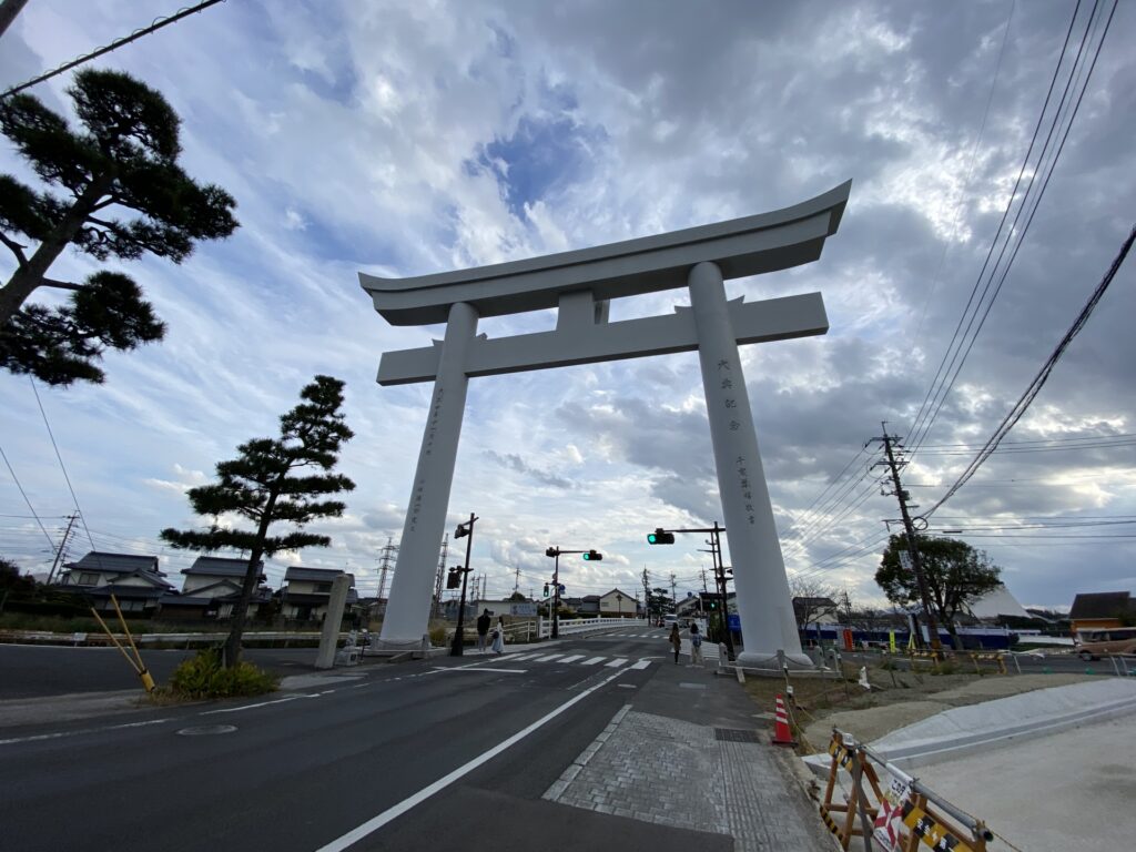 出雲大社の鳥居越しに広がる秋空