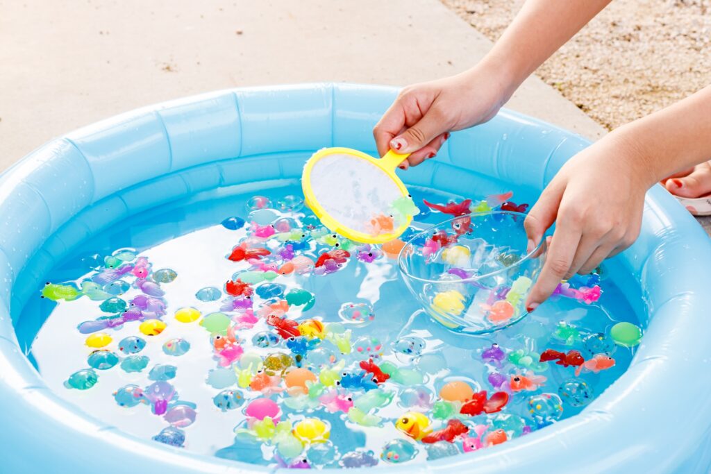 子どもが体験コーナーで遊んでいる様子
