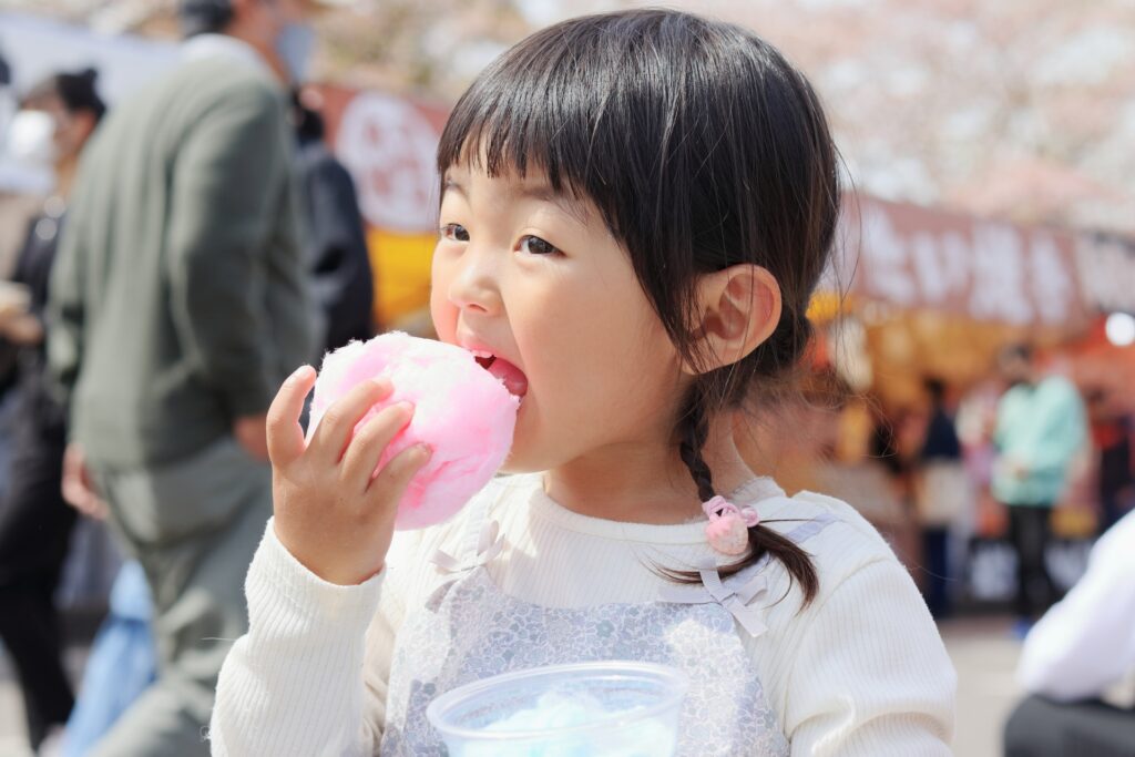 横浜市青葉区の祭りを楽しむ子ども