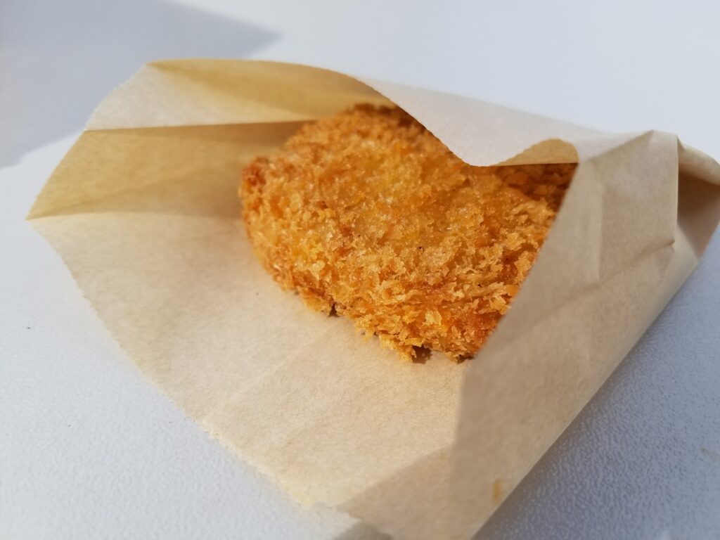 商店街グルメのコロッケ