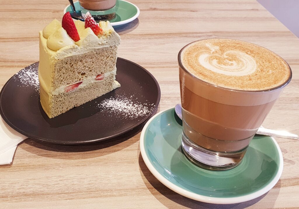 カフェのラテとケーキ