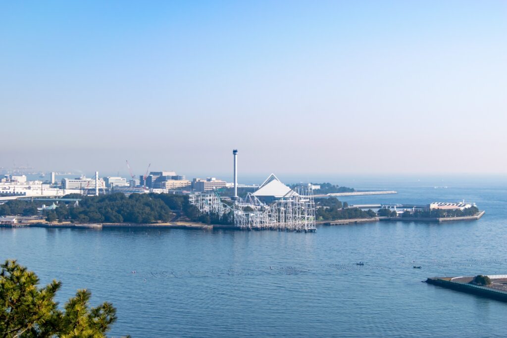 横浜市金沢区野島公園の展望台から見た八景島